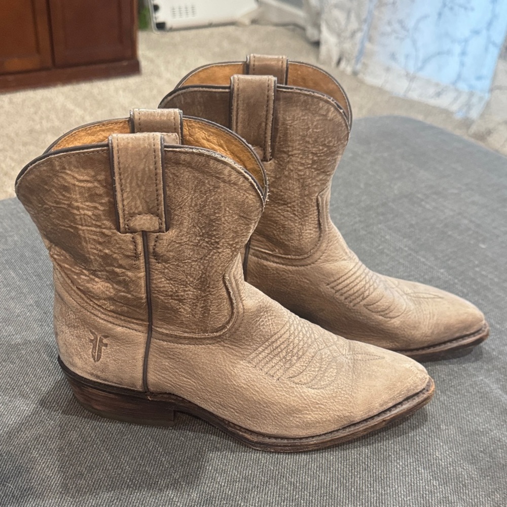 Frye Billy Pull On Taupe Leather
Cowboy Short Boot